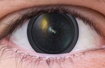 Kính áp tròng có thể zoom in - zoom out bằng cách chớp mắt