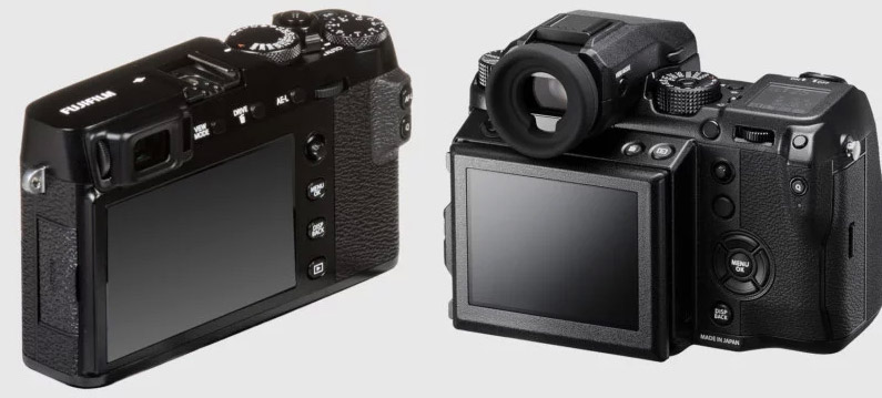 Mặt sau của máy ảnh Fujifilm X-E3 APS-C (trái) và medium format GFX 50S (bên phải).
